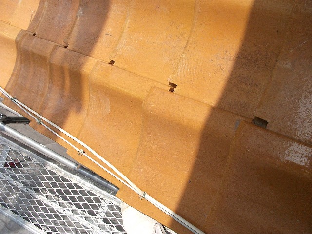 端部の瓦が外側にズレている